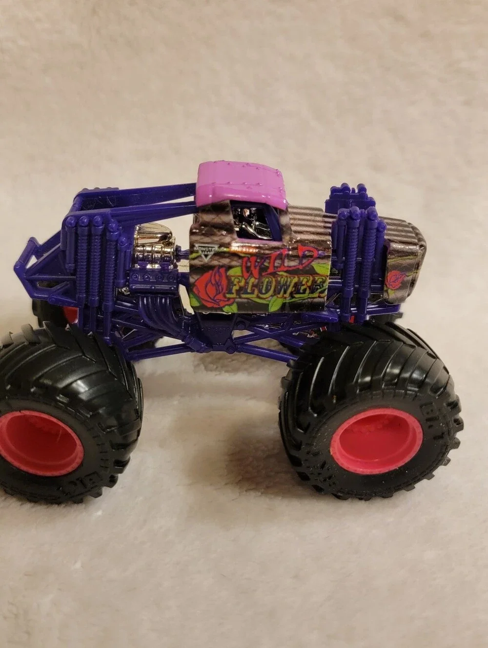 Monster Jam Wild Flower Monster Truck 1:64 Pink Purple Diva